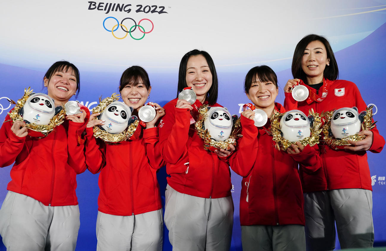 北京五輪カーリングで銀メダルを獲得し、笑顔で記念写真に納まるロコ・ソラーレの選手たち（2022年2月20日撮影）
