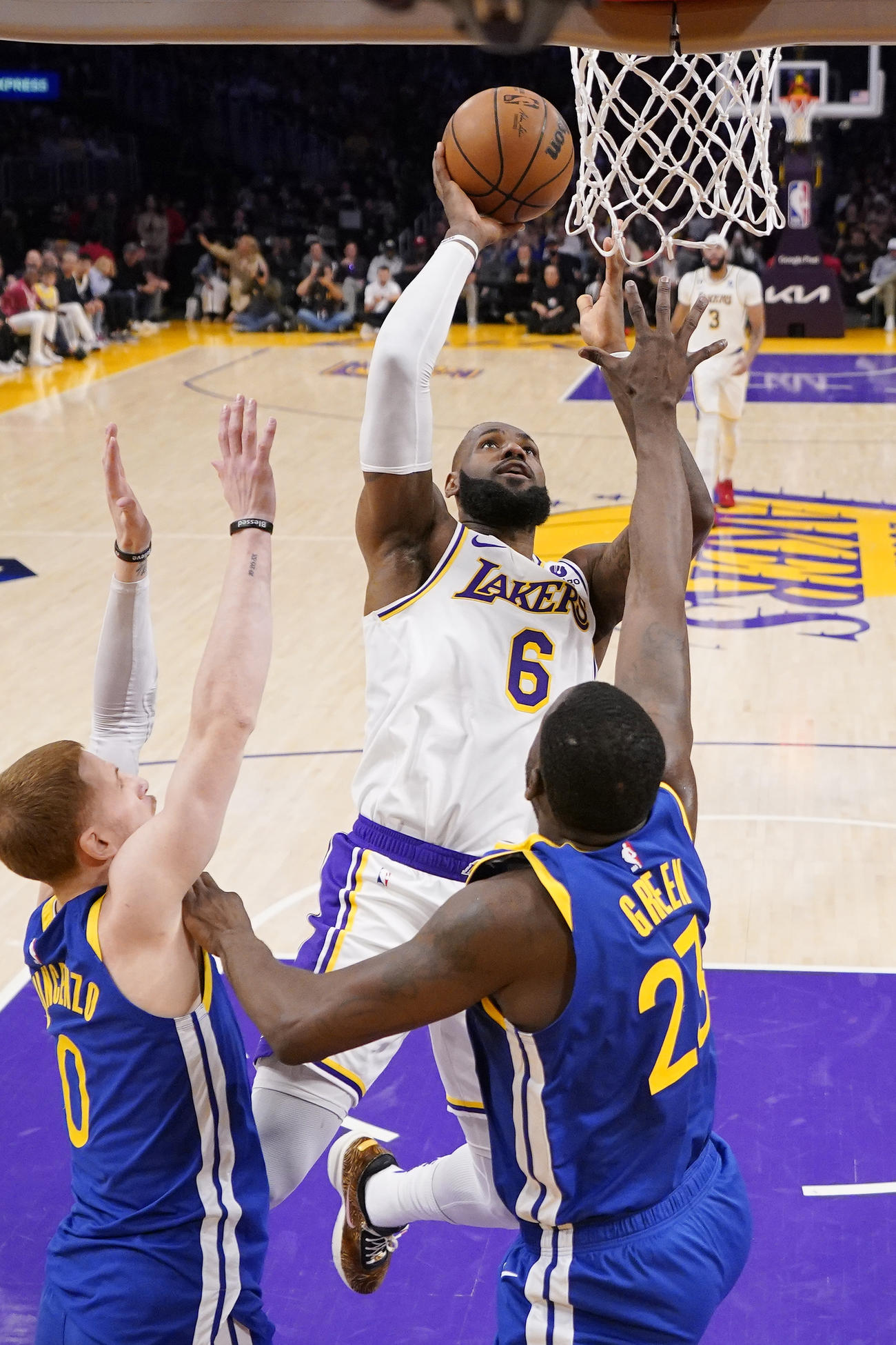 シュートを放つレイカーズのレブロン・ジェームズ (上) （AP）