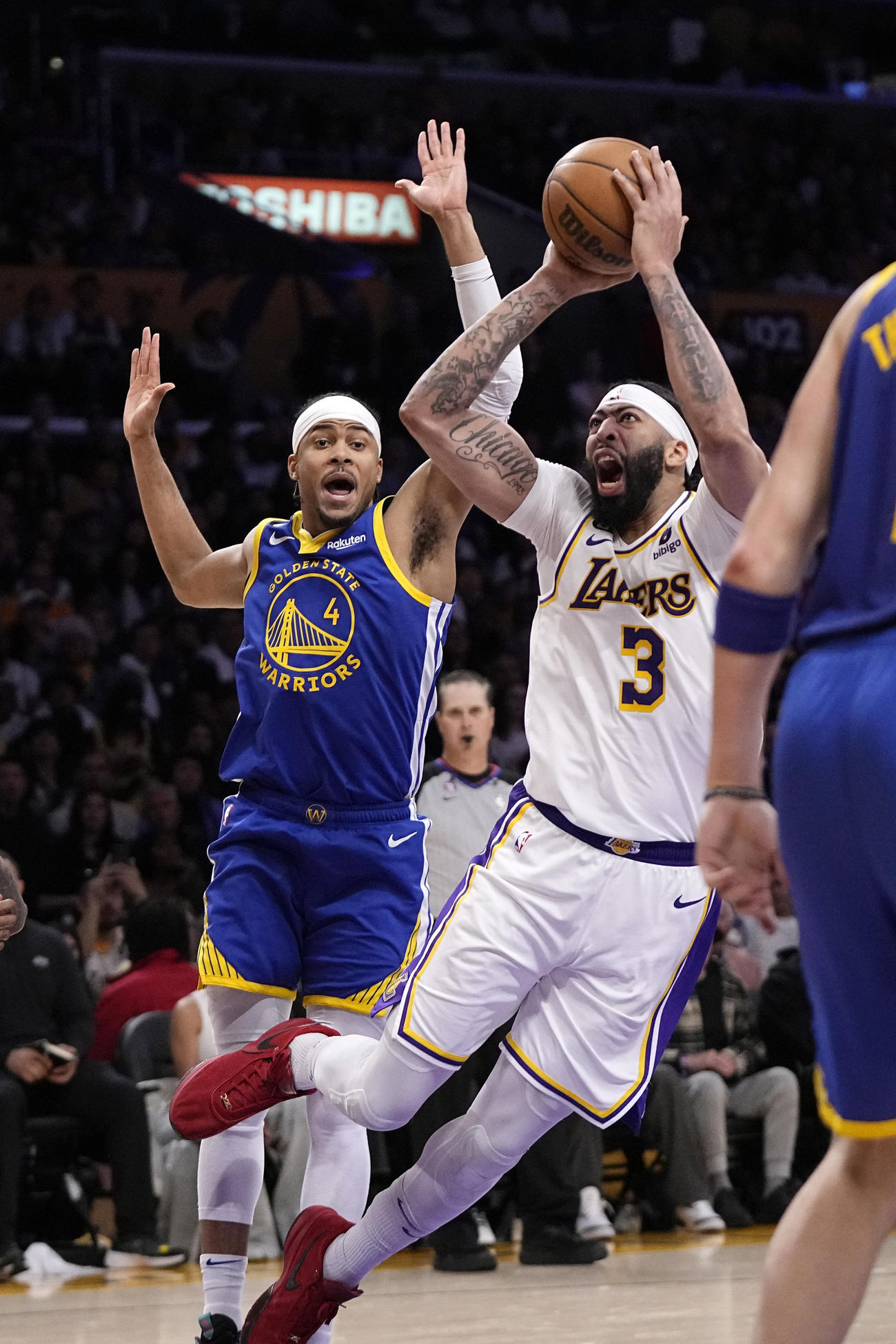 シュートを放つアンソニー・デイビス（AP）