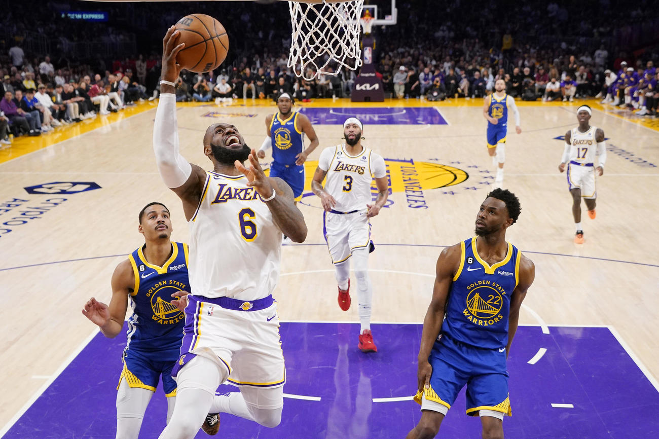 シュートを放つレブロン・ジェームズ（AP）