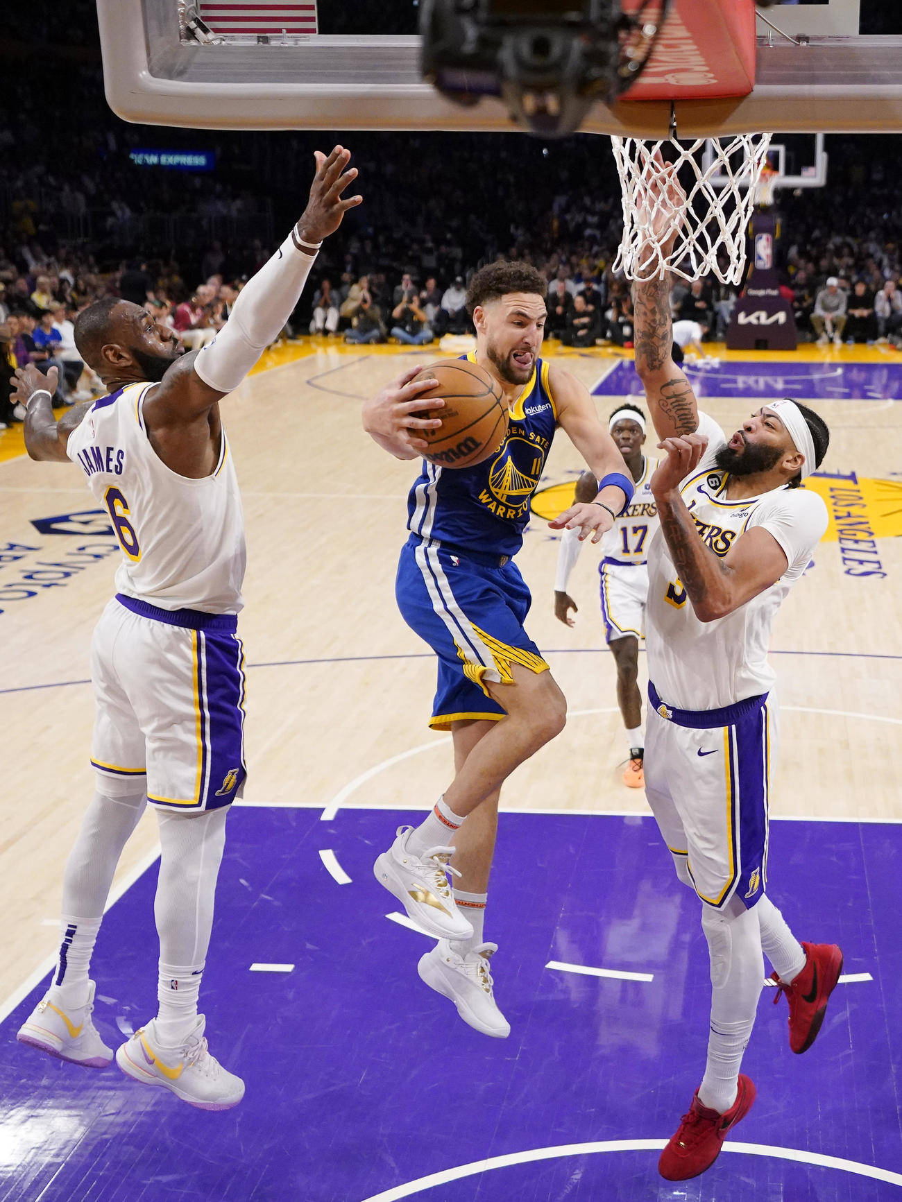 プレッシャーを受けながらボールをパスするウォリアーズのクレイ・トンプソン（AP）
