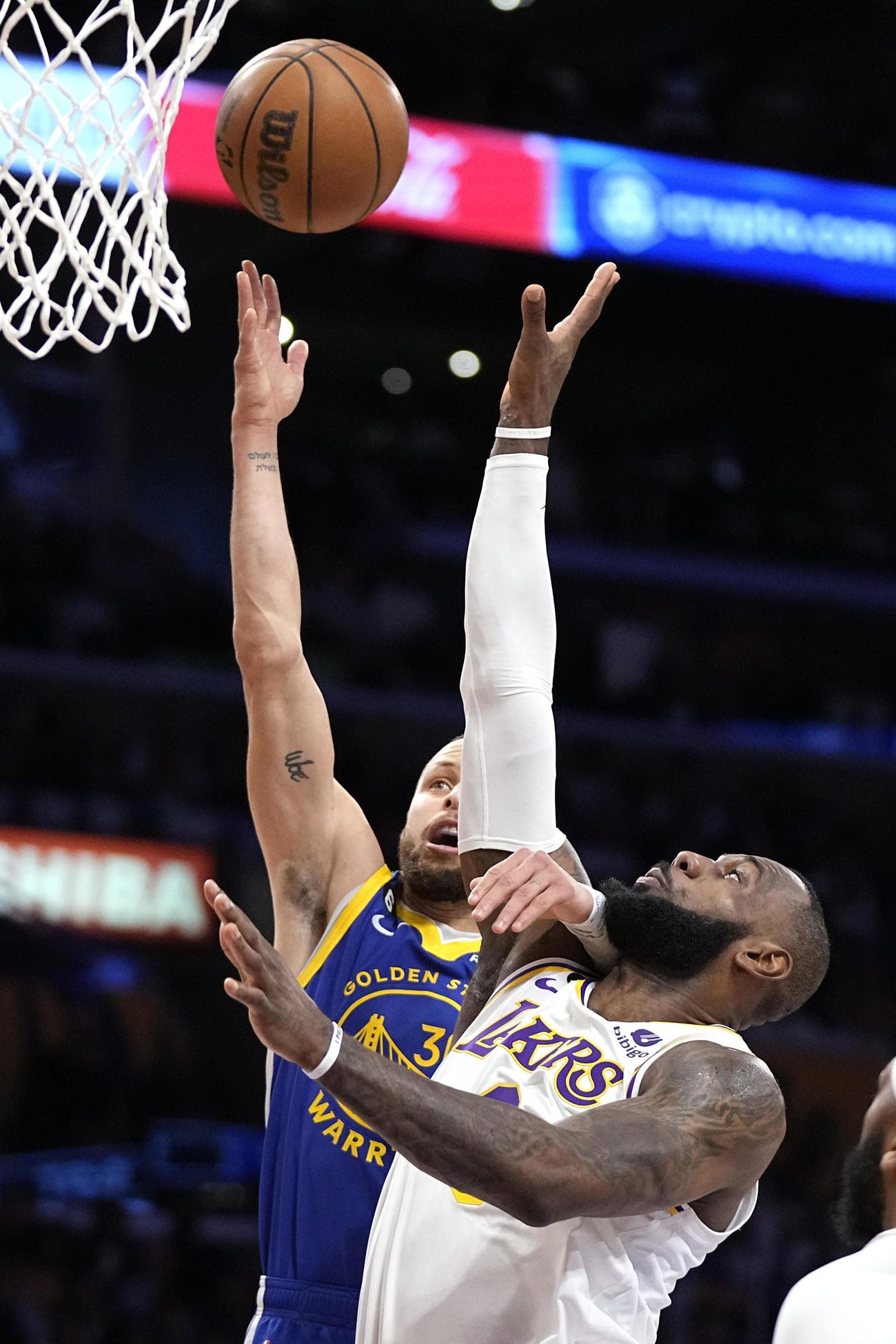 シュートを放つステフィン・カリーとディフェンスに入るレイカーズのレブロン・ジェームズ（AP）