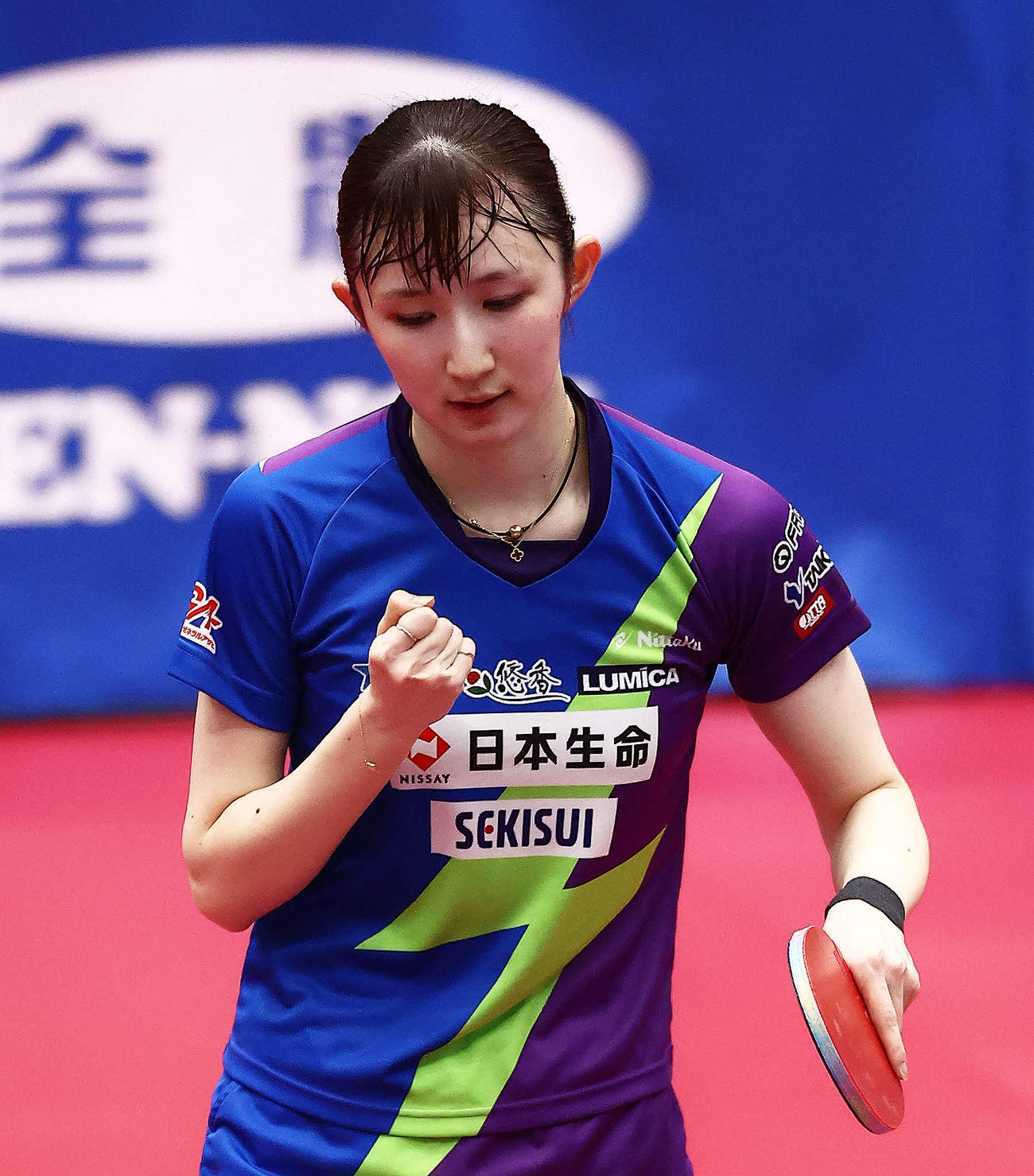 女子準決勝、森に勝利しガッツポーズする早田（撮影・河田真司）