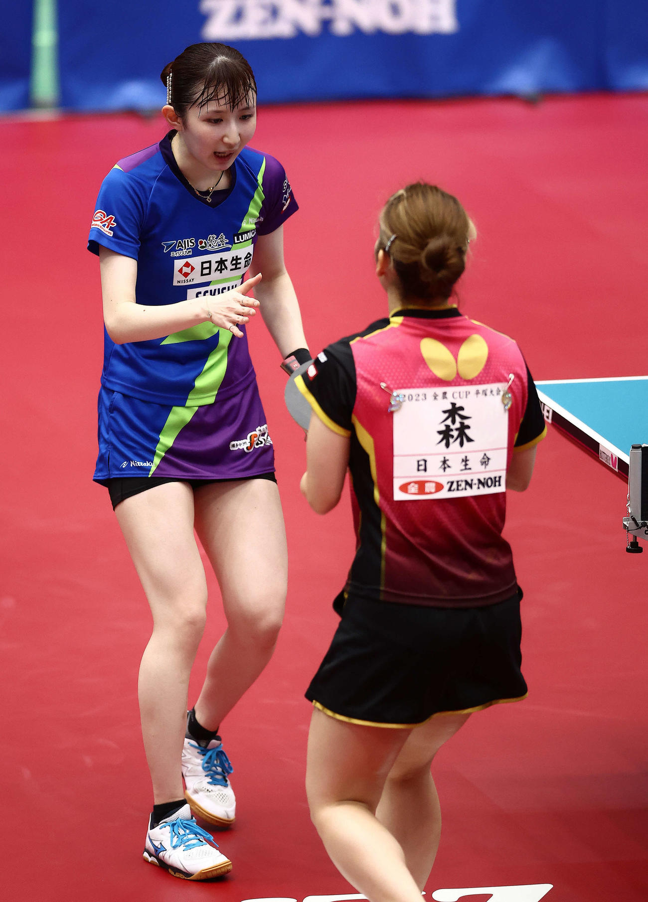 女子準決勝、森（手前）に勝利し決勝進出を決める早田（撮影・河田真司）