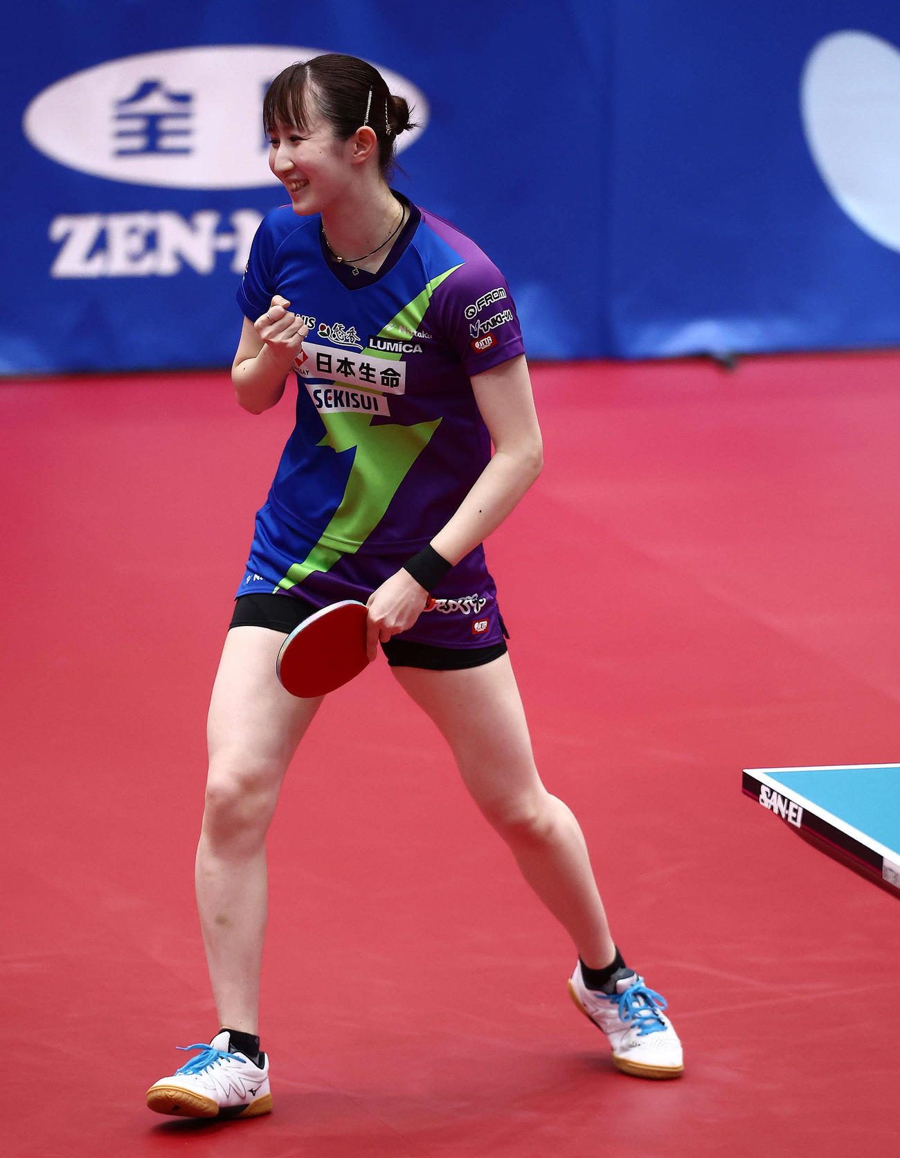 女子準決勝、ポイントし笑顔を見せる早田（撮影・河田真司）