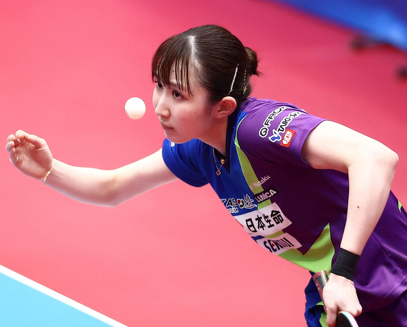 女子準決勝、サーブを放つ早田（撮影・河田真司）