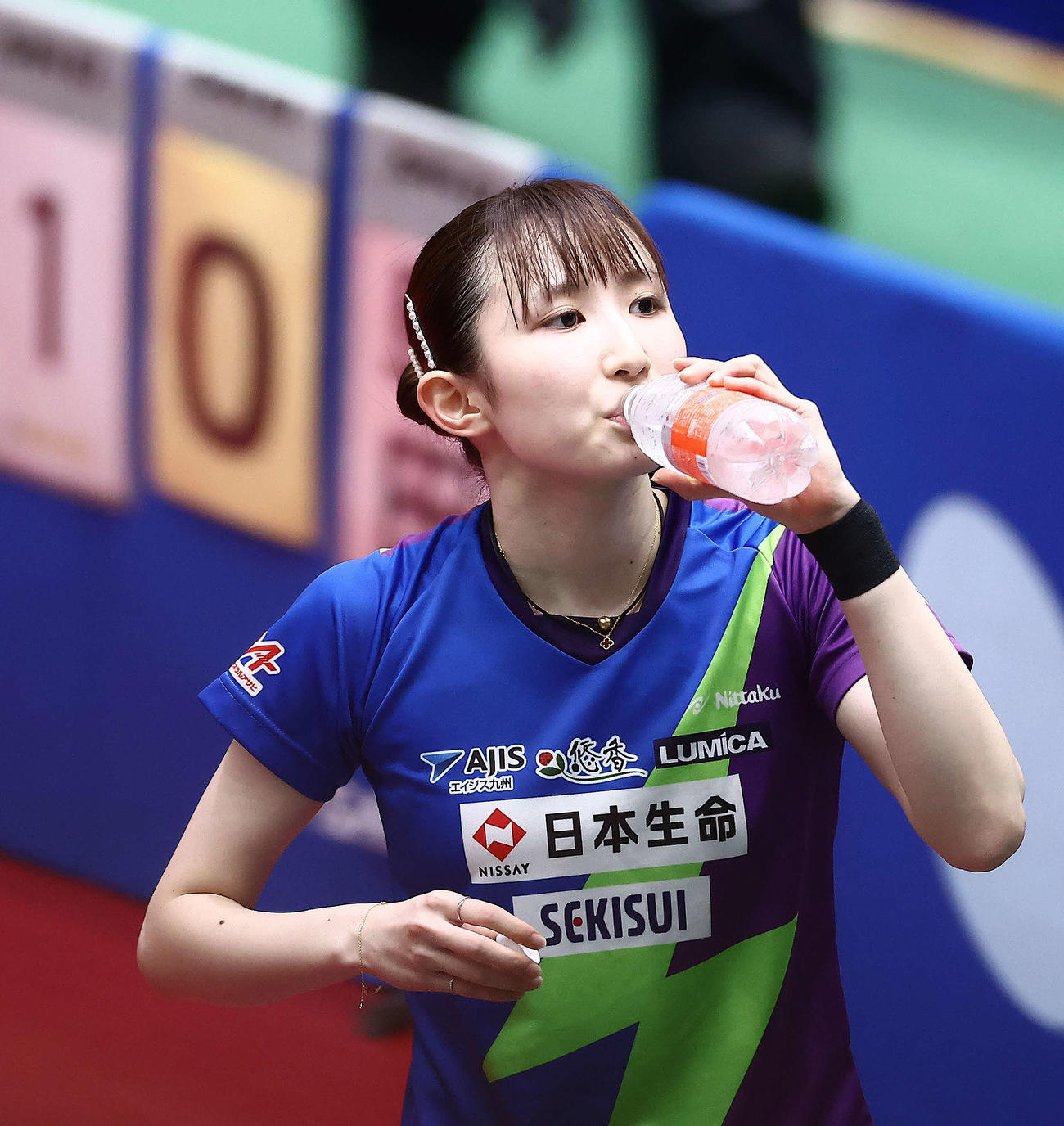 女子準決勝、第1ゲームを終え水分補給する早田（撮影・河田真司）