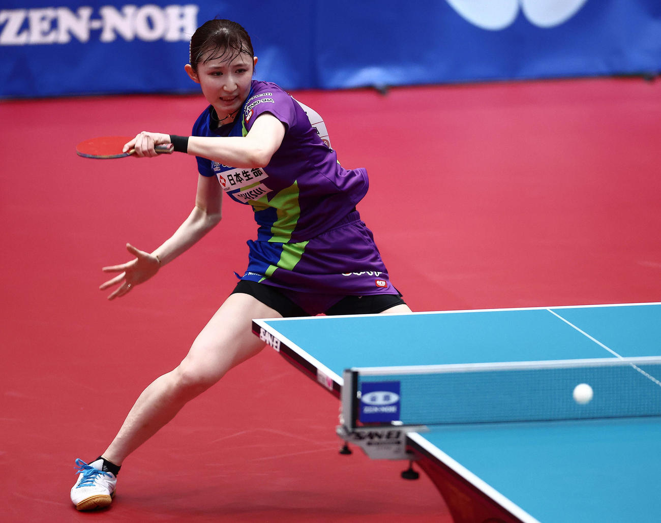 女子準決勝、ドライブで攻める早田（撮影・河田真司）