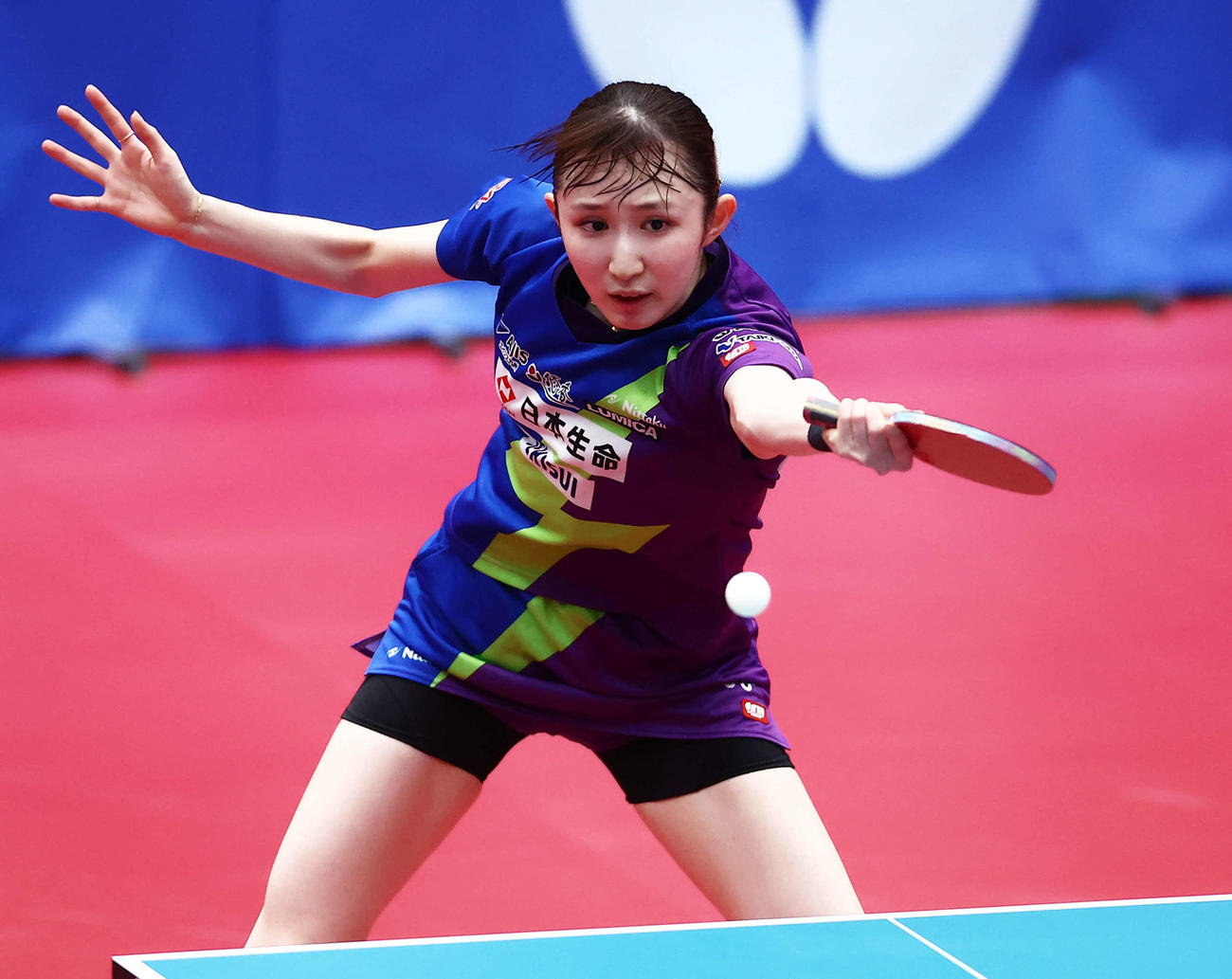 女子準決勝、バックハンドで攻める早田（撮影・河田真司）