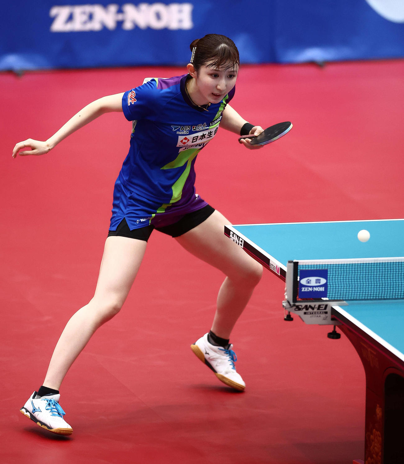 女子準決勝、サーブを放つ早田（撮影・河田真司）