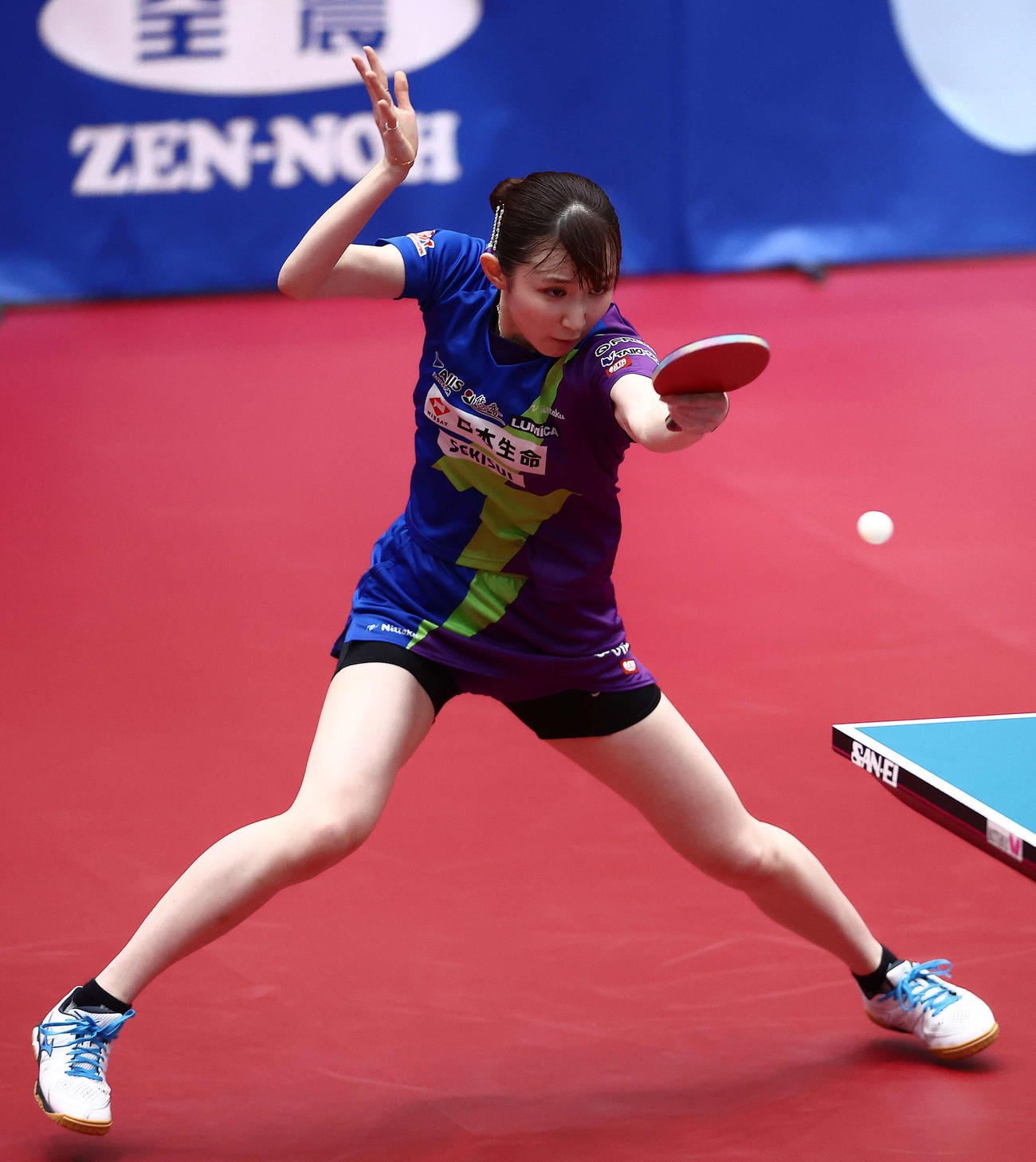 女子準決勝、バックハンドで攻める早田（撮影・河田真司）