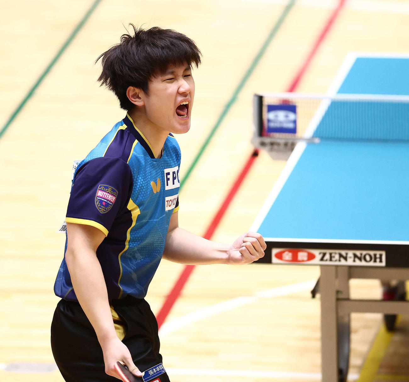 男子準決勝、ポイントし雄たけびを上げる張本（撮影・河田真司）