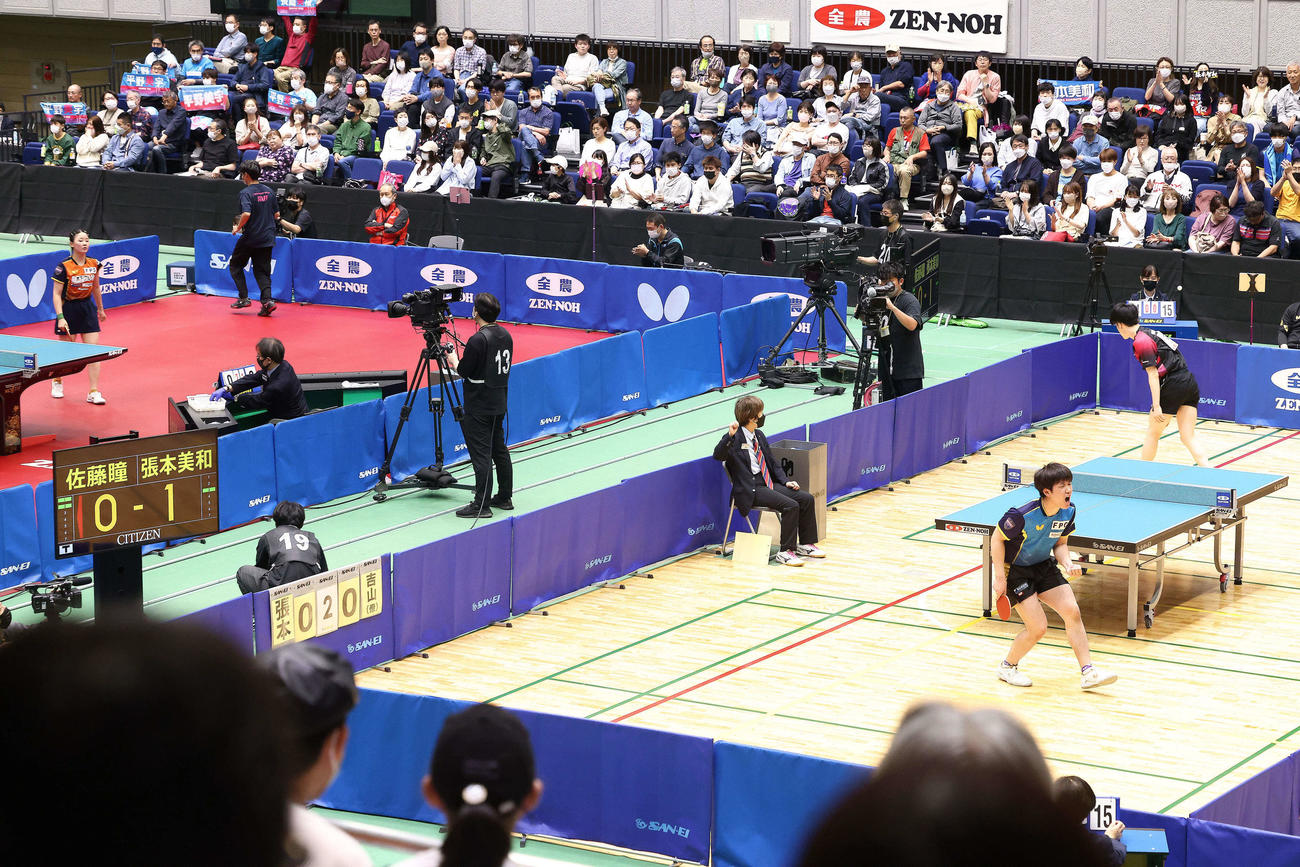 準決勝に臨む張本智（手前右）と張本美（後方左）（撮影・河田真司）