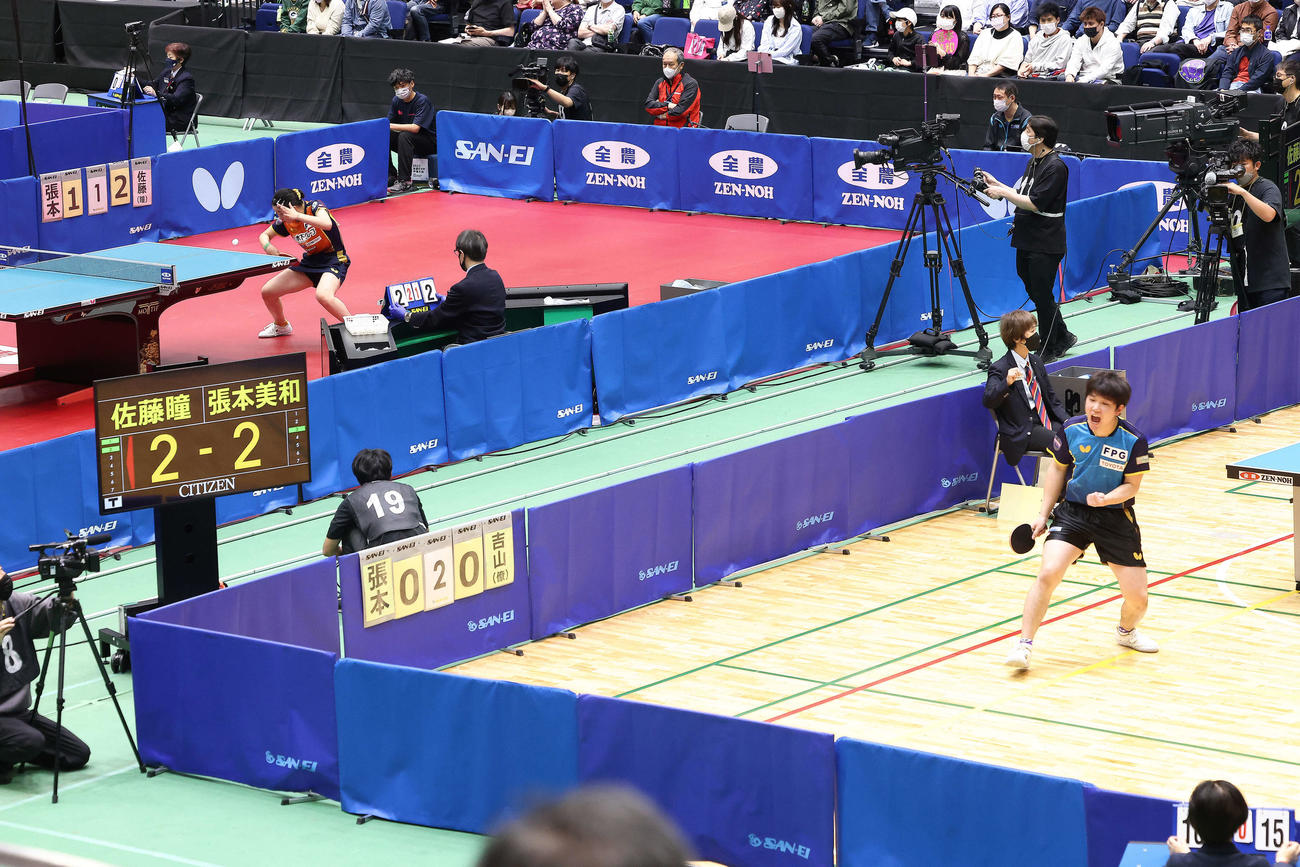 準決勝に臨む張本智（手前右）と張本美（後方左）（撮影・河田真司）