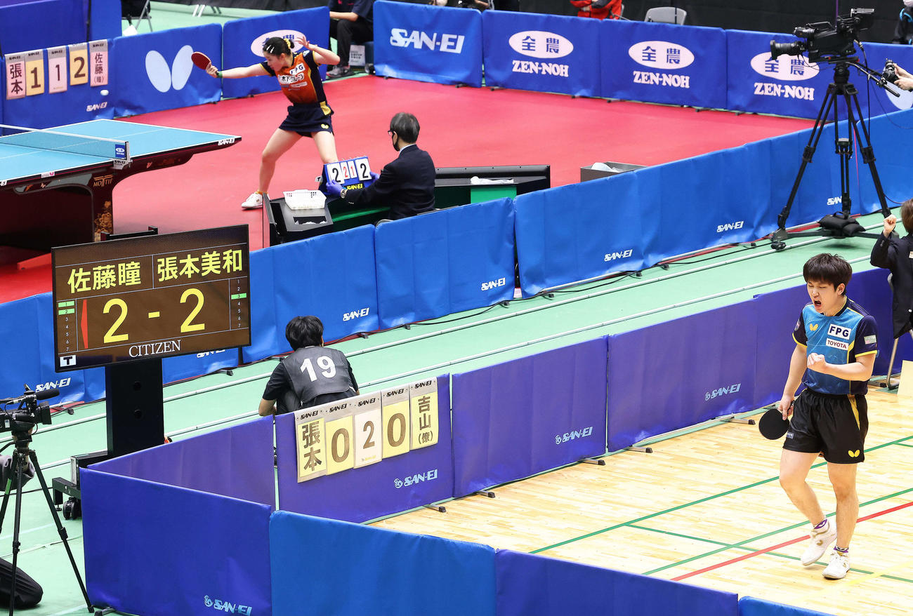 準決勝に臨む張本智（手前右）と張本美（後方左）（撮影・河田真司）