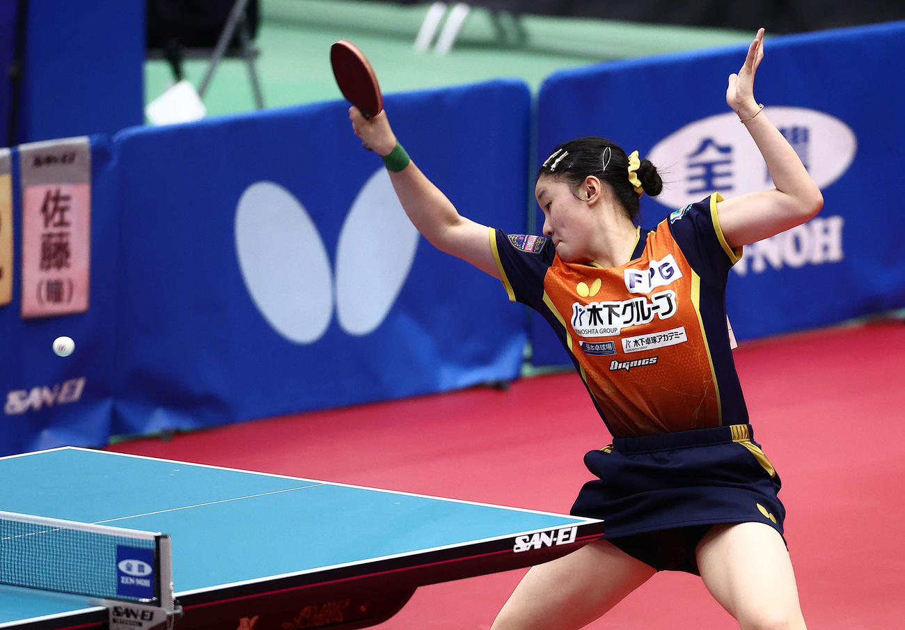 女子準決勝、カットボールを返球する張本（撮影・河田真司）