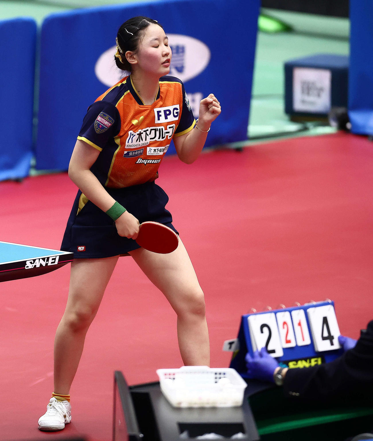 女子準決勝、ポイントしガッツポーズする張本（撮影・河田真司）