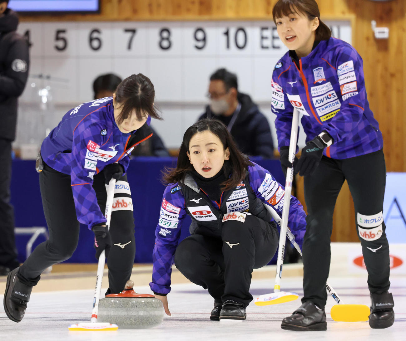 ショットを放つロコ・ソラーレの藤沢五月（中央）（5月28日撮影）