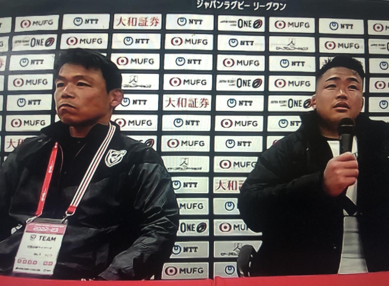 浦安戦後に会見する花園近鉄ライナーズのフランカー野中翔平（右）と水間良武ヘッドコーチ