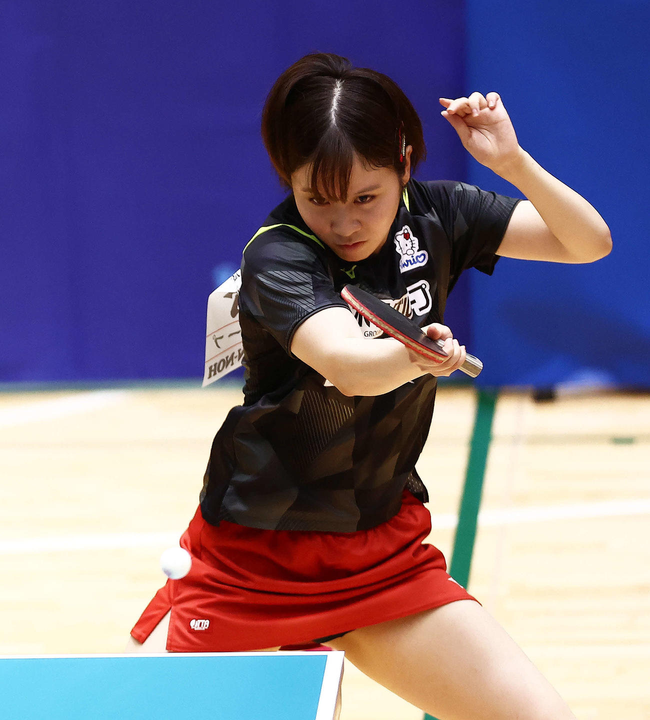 女子5位－8位決定戦、バックハンドで攻める平野（撮影・河田真司）