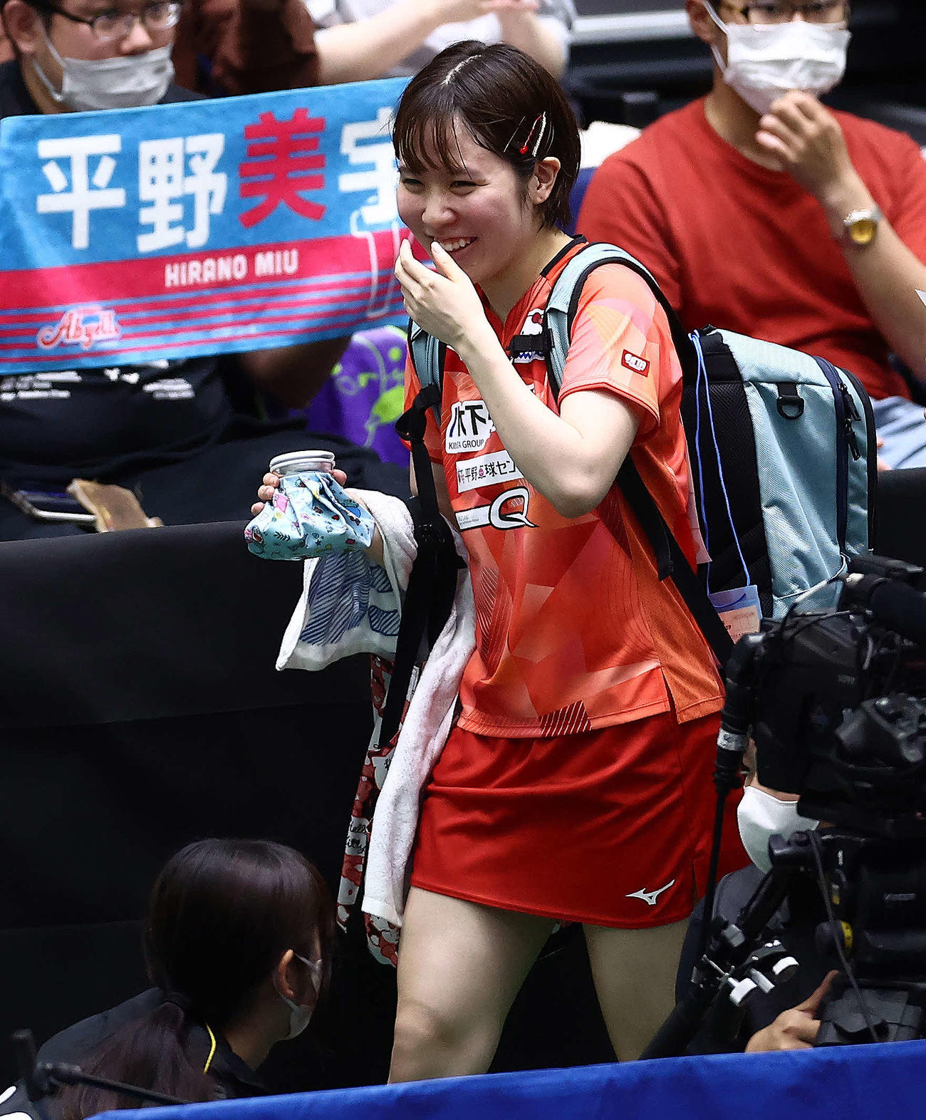 女子5位－8位決定戦、井に勝利し、笑顔で引き揚げる平野（撮影・河田真司）