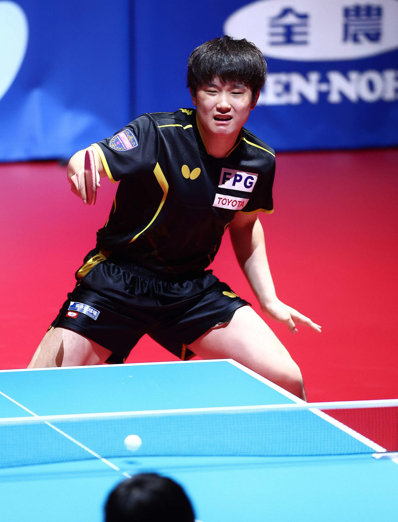 男子決勝戦、第3ゲームで球がネットに掛かり、ポイントされ浮かない表情の張本（撮影・河田真司）