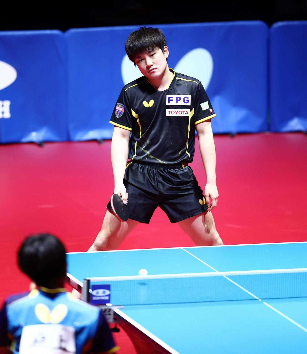男子決勝戦、第3ゲームで球がネットに掛かり、ポイントされ浮かない表情の張本（撮影・河田真司）