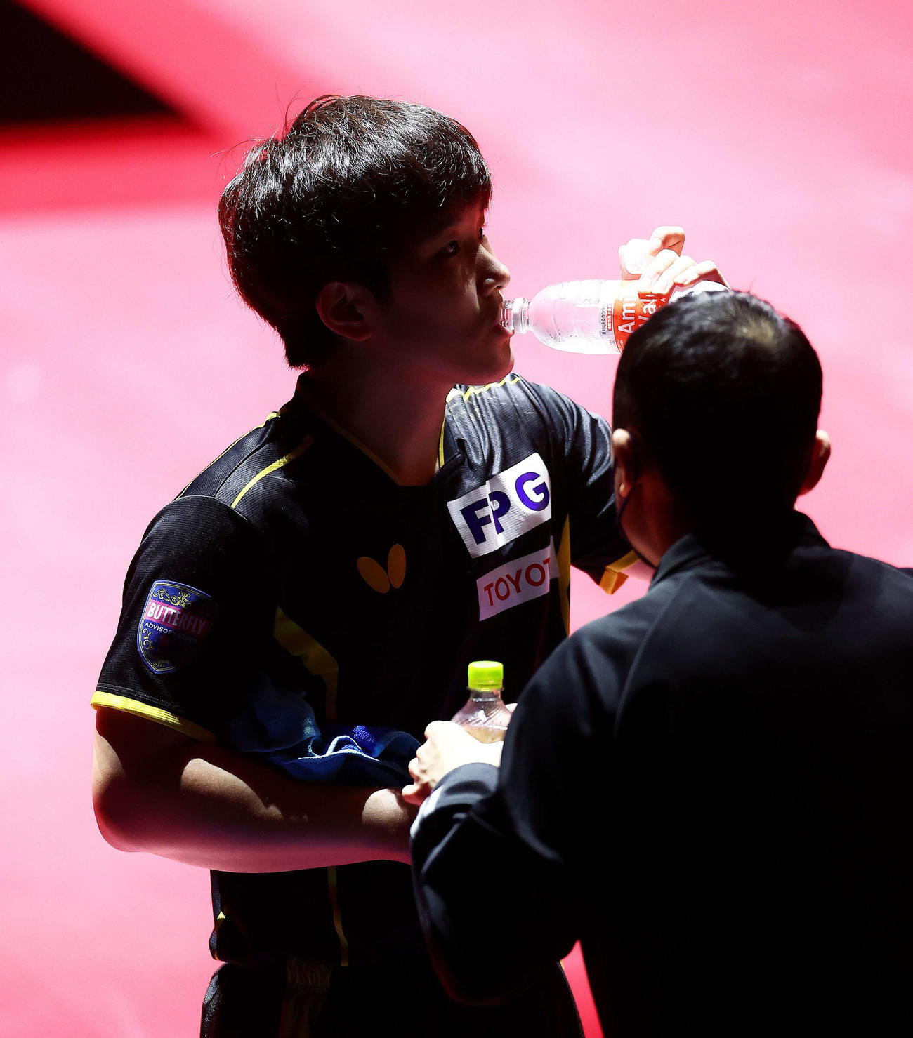男子決勝戦、第1ゲームを終え水分補給する張本（撮影・河田真司）