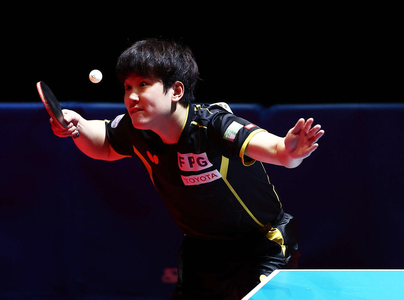 男子決勝戦、第1ゲームでサーブを放つ張本（撮影・河田真司）