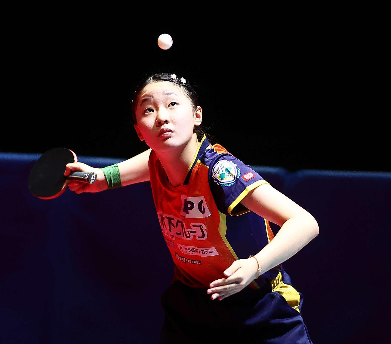 女子決勝戦、第2ゲームでサーブを放つ張本（撮影・河田真司）