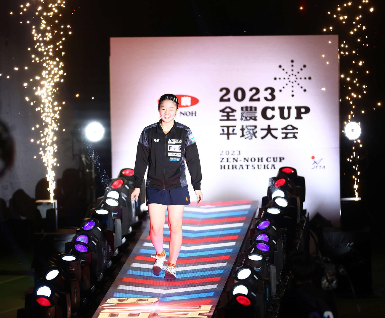 女子決勝戦、入場する張本（撮影・河田真司）