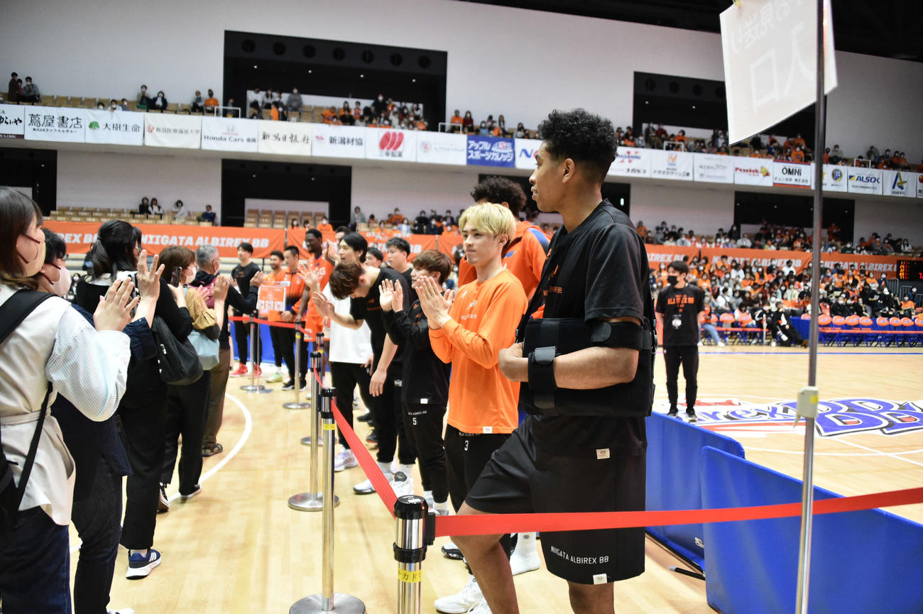 試合後、観客を見送る新潟の選手