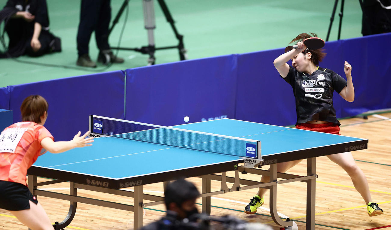 女子5位－8位決定戦、フォアハンドで攻める平野（撮影・河田真司）
