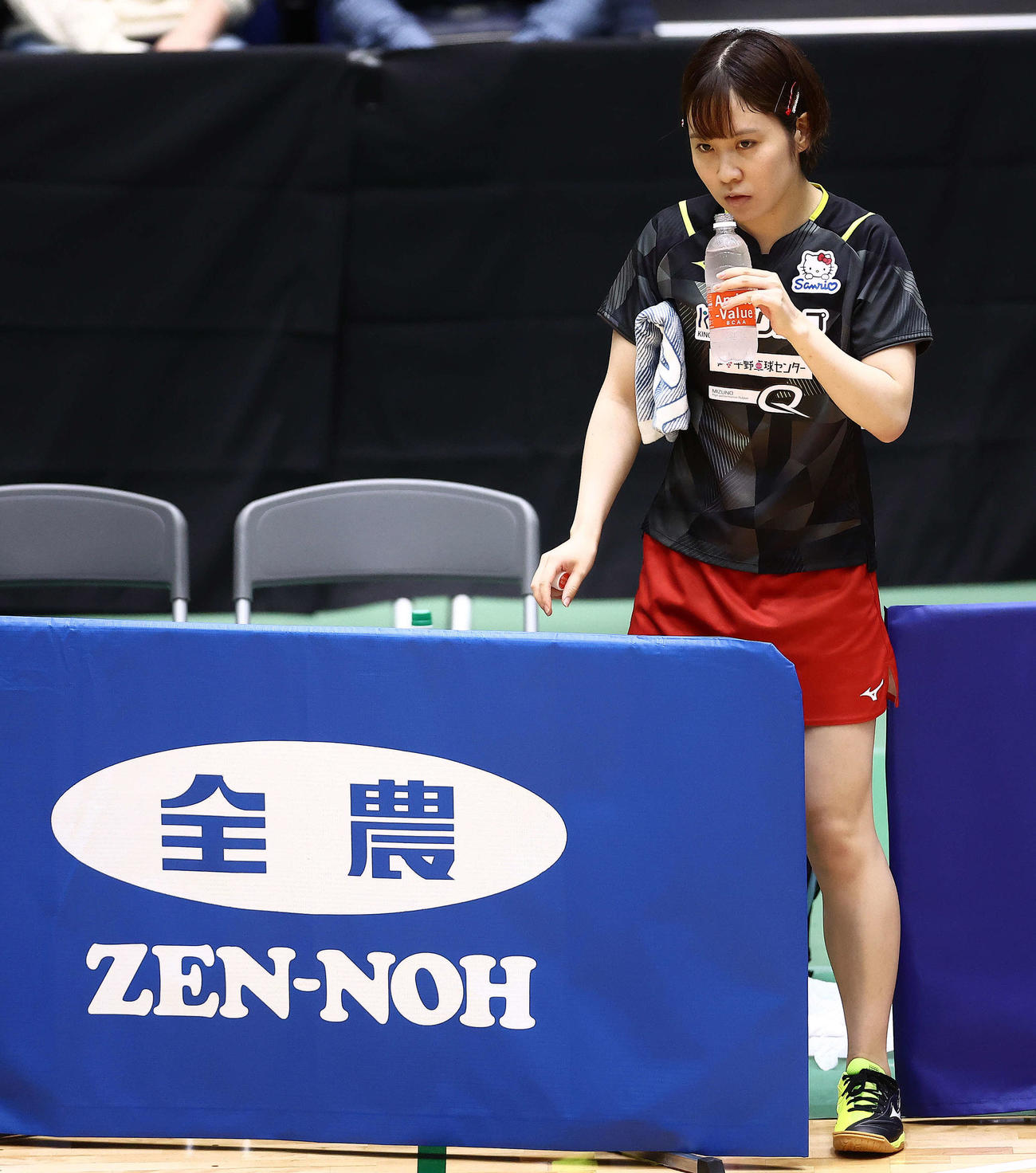 女子5位－8位決定戦、第1ゲームを終え水分補給する平野（撮影・河田真司）