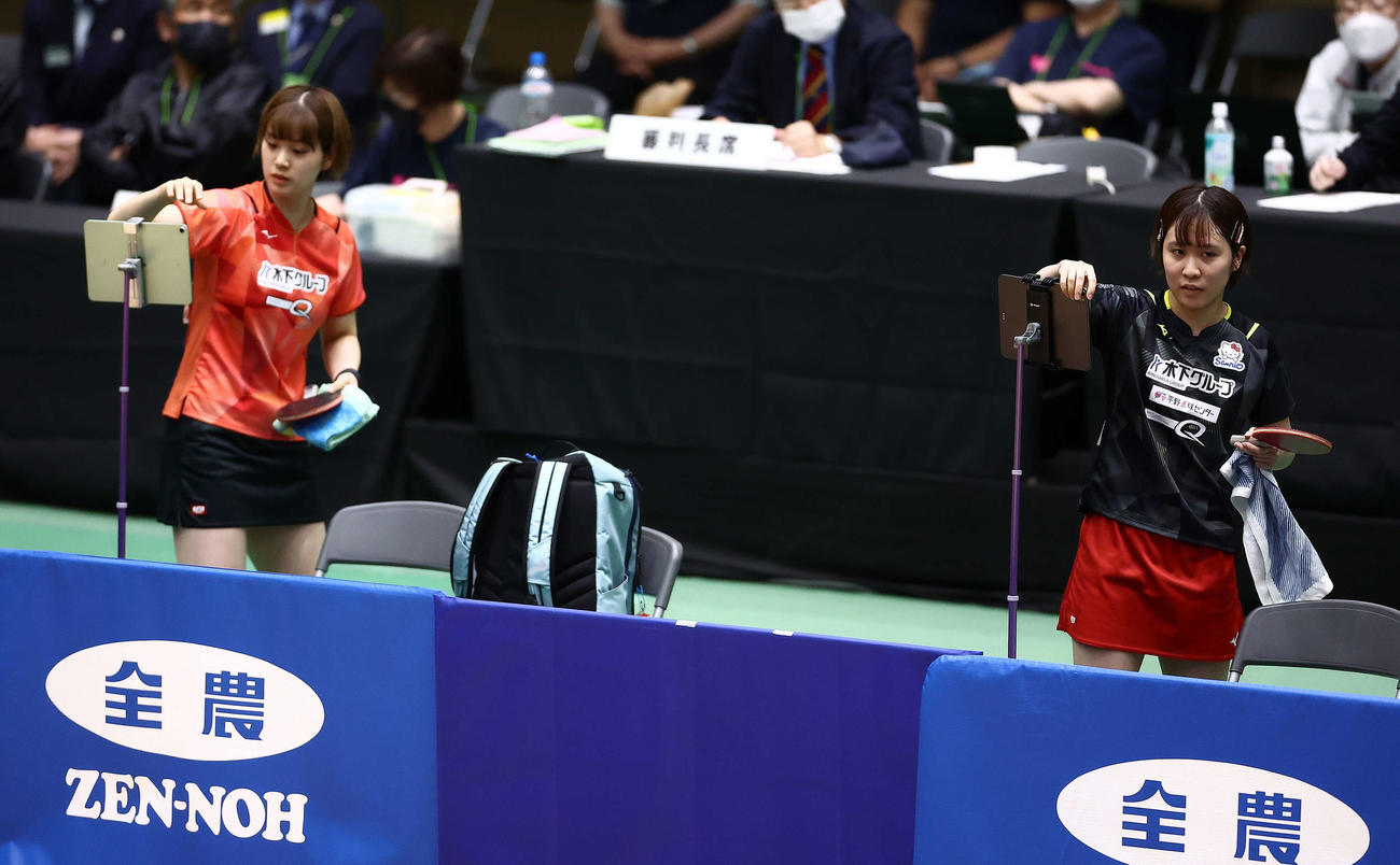 女子5位－8位決定戦、試合を終える長崎（左）と平野（撮影・河田真司）