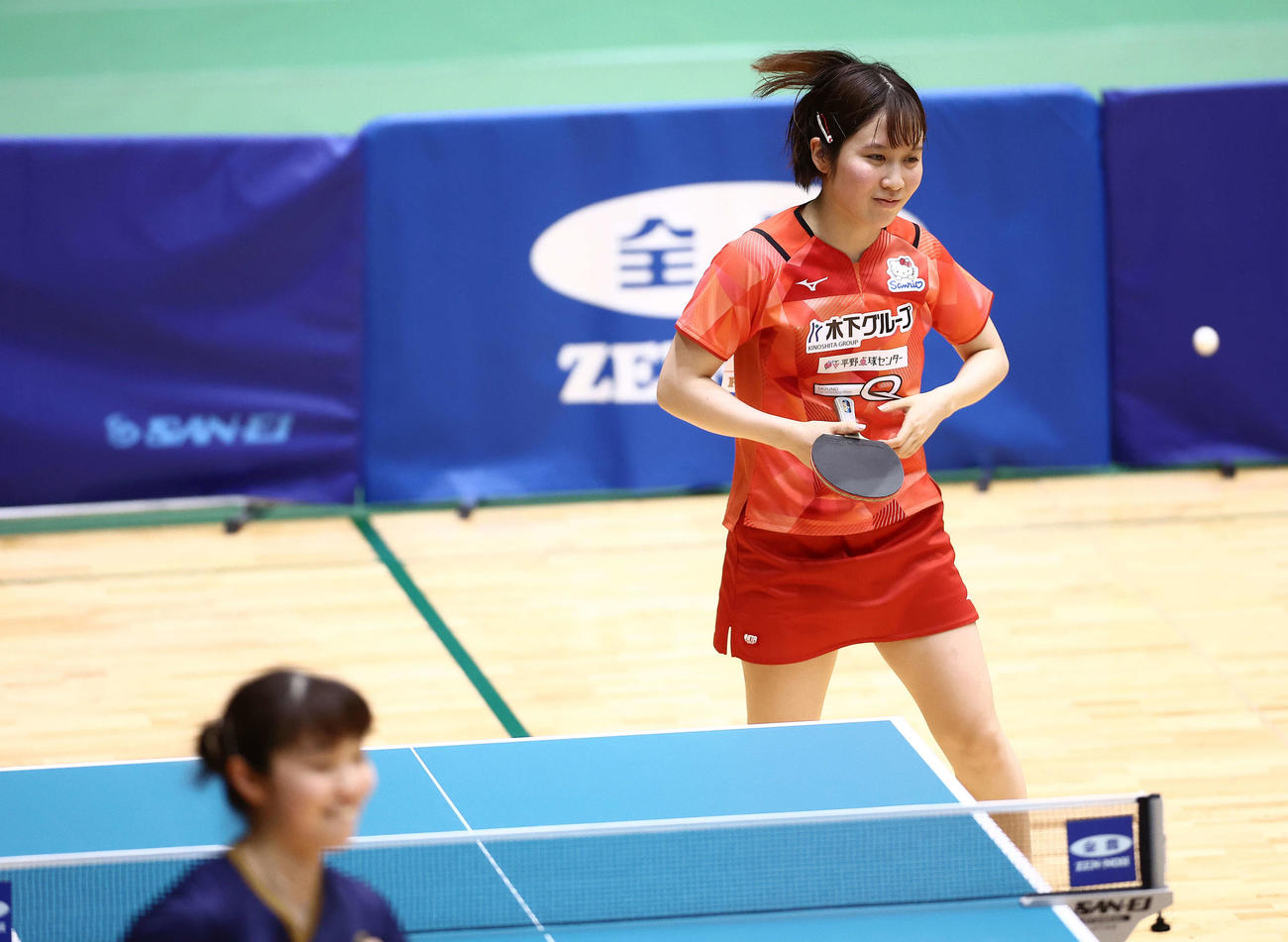 女子5位－8位決定戦、井に勝利する平野（撮影・河田真司）