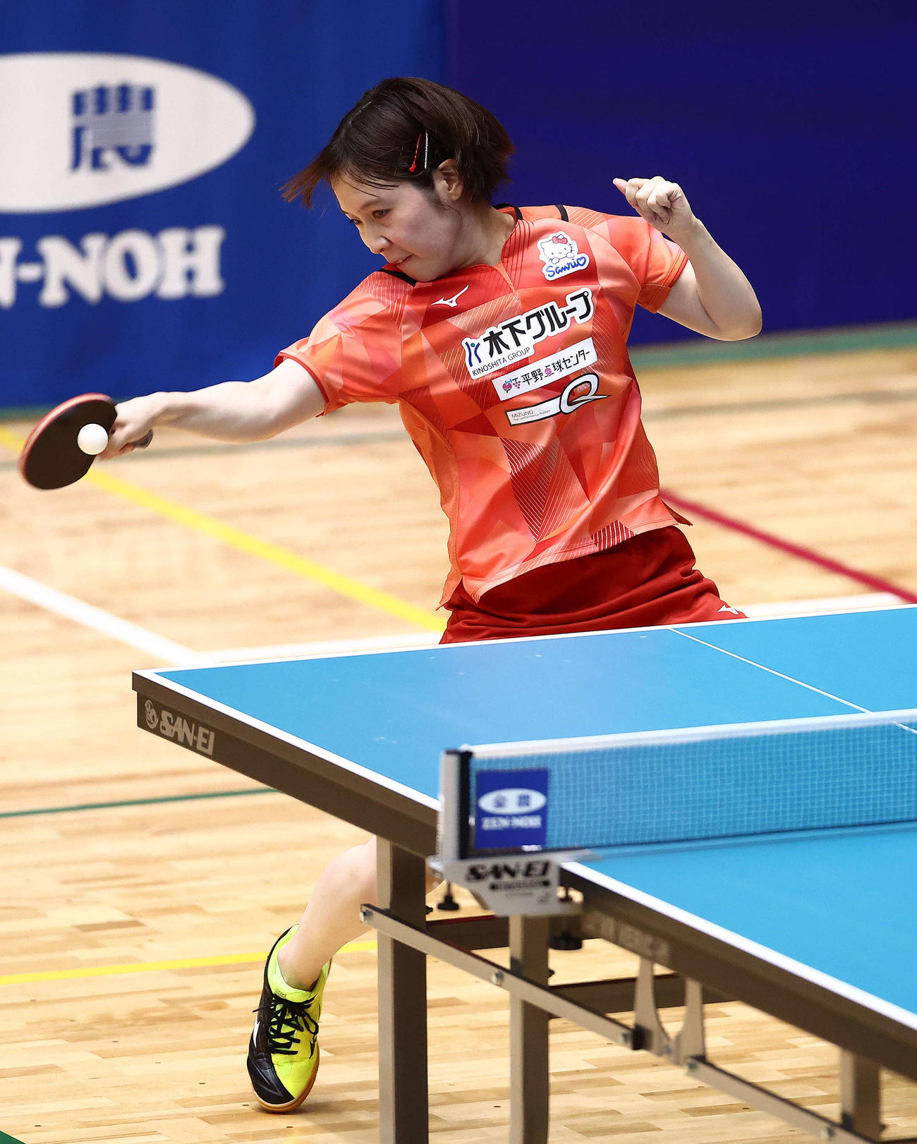 女子5位－8位決定戦、ドライブを放つ平野（撮影・河田真司）