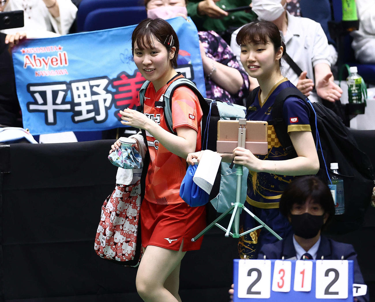 女子5位－8位決定戦、試合を終え引き揚げる平野（左）と井（撮影・河田真司）