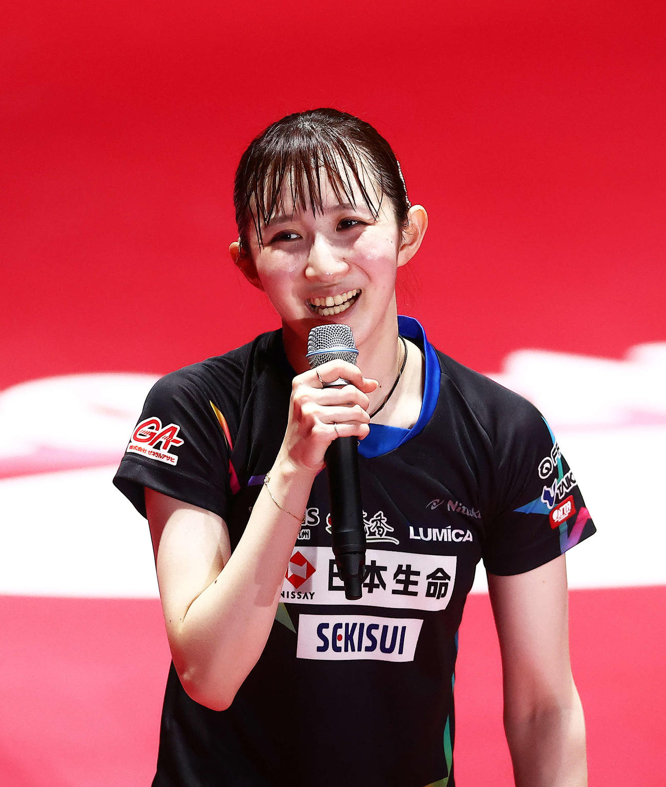 女子優勝を飾り、インタビューで笑顔を見せる早田（撮影・河田真司）