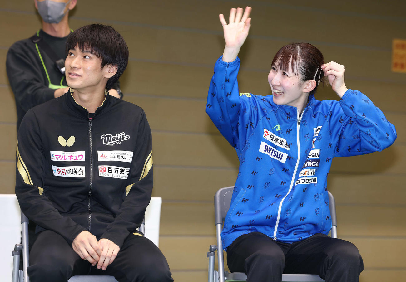 表彰式前に笑顔を見せる戸上（左）と早田（撮影・河田真司）