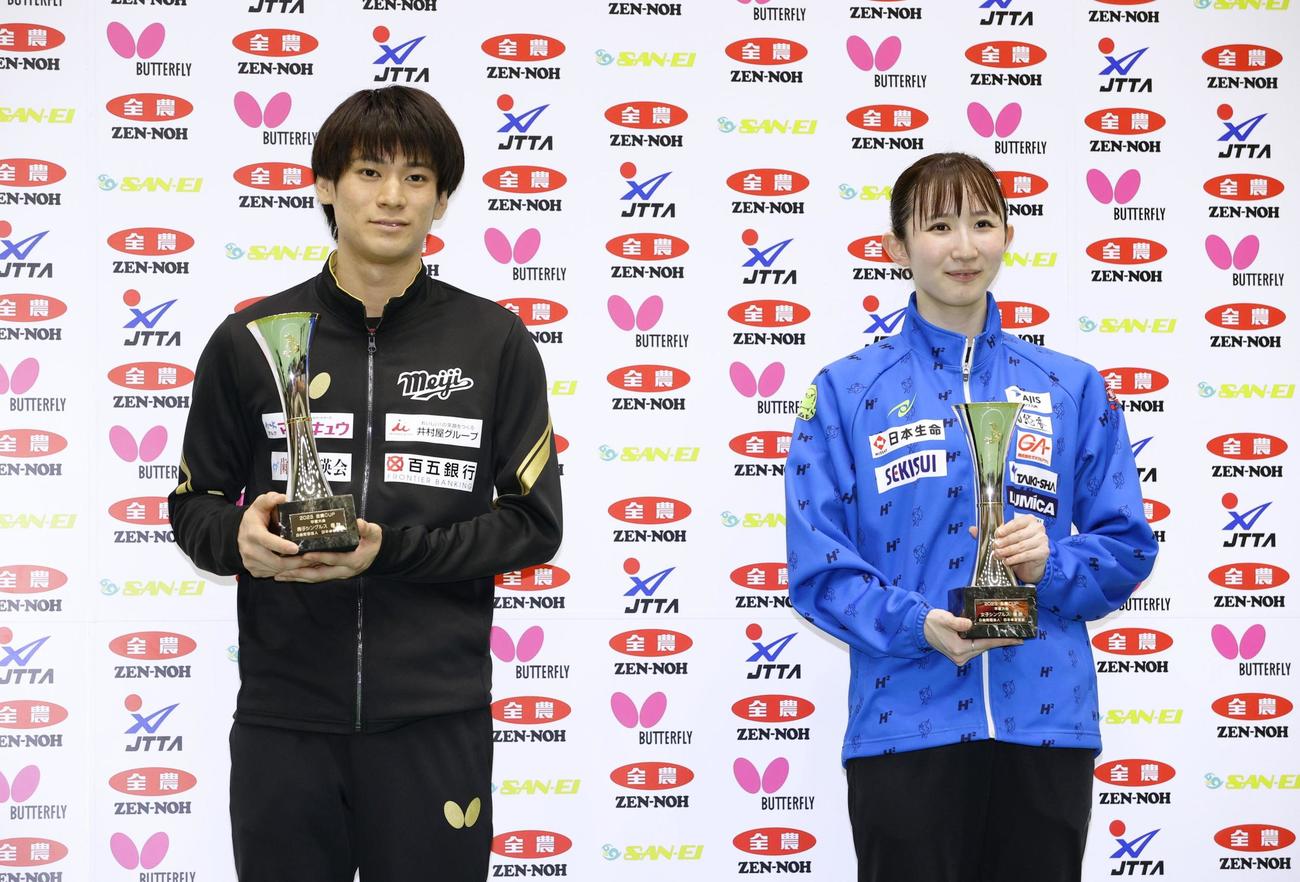 表彰式で記念写真に納まる、優勝した男子の戸上隼輔（左）と女子の早田ひな＝トッケイセキュリティ平塚総合体育館（共同）