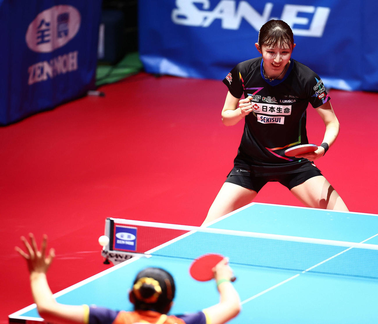 女子決勝戦、張本（手前）に勝利し、優勝を決める早田（撮影・河田真司）