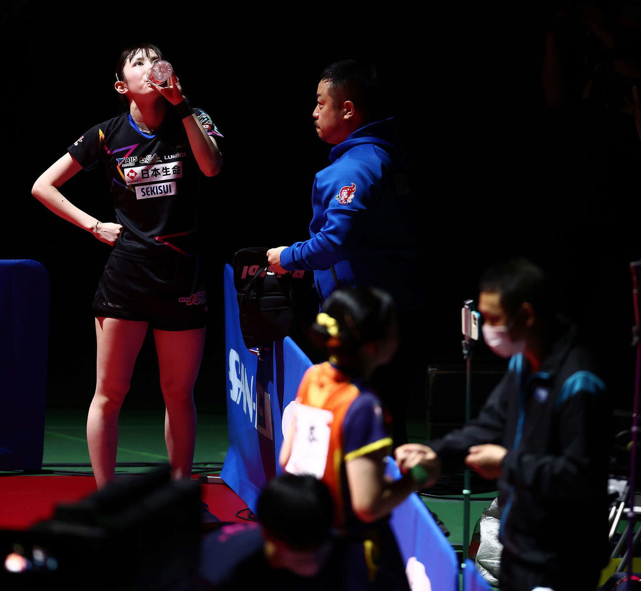 女子決勝戦、第4ゲームを終え、水分補給する早田（左）（撮影・河田真司）