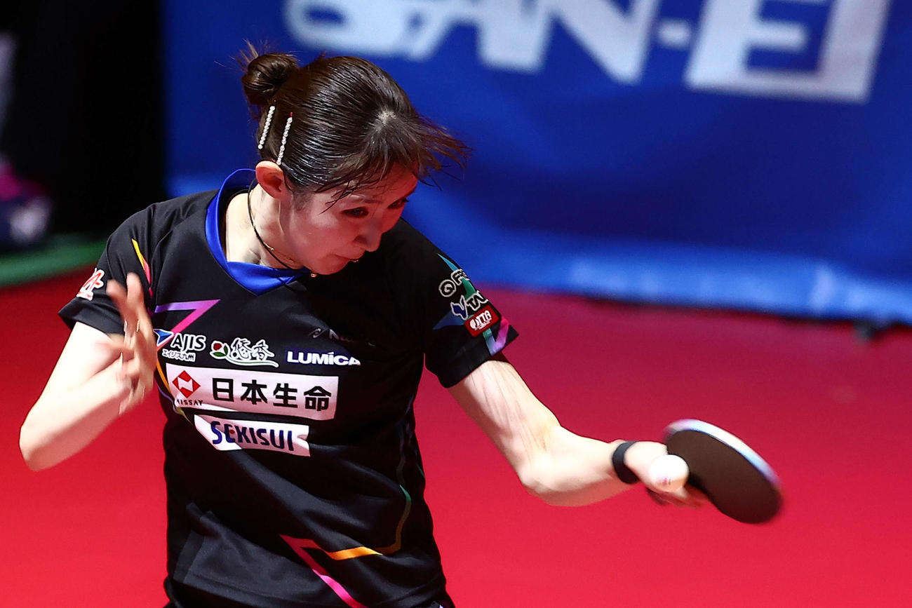 女子決勝戦、第4ゲームでフォアハンドドライブを放つ早田（撮影・河田真司）