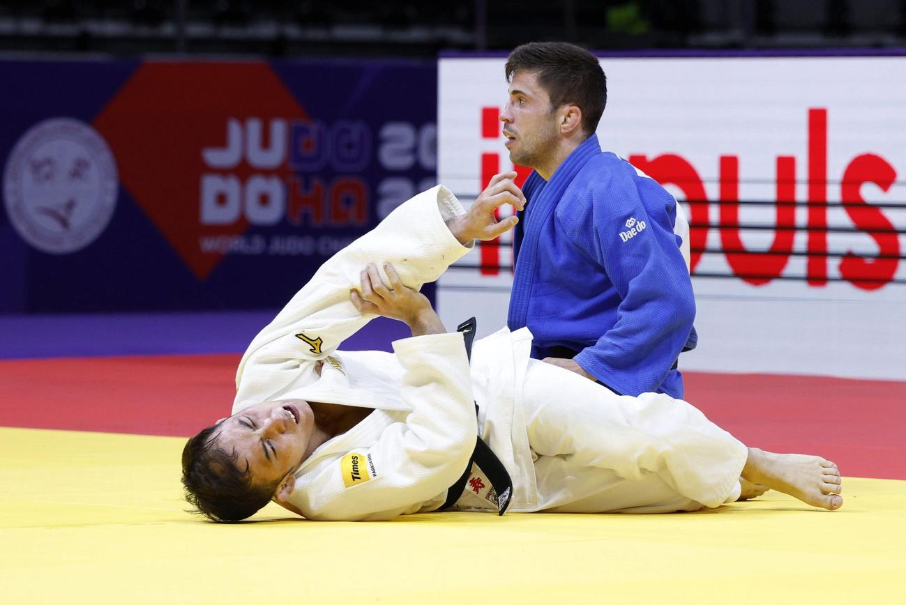 男子60 キロ 級準決勝　延長戦の末、スペイン選手（奥）に敗れた高藤直寿＝ドーハ（共同）