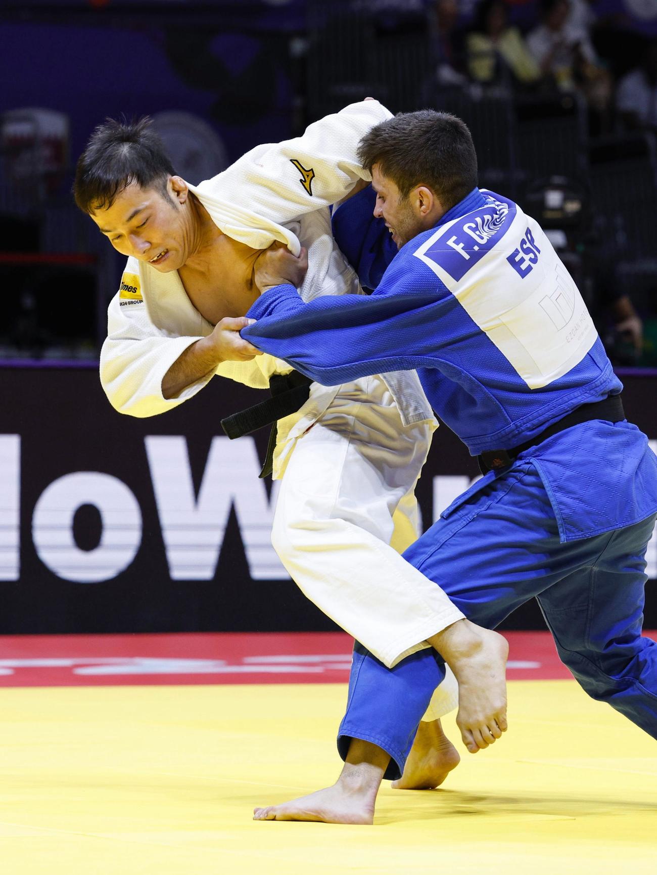 男子60 キロ 級準決勝　スペイン選手（右）を攻める高藤直寿＝ドーハ（共同）
