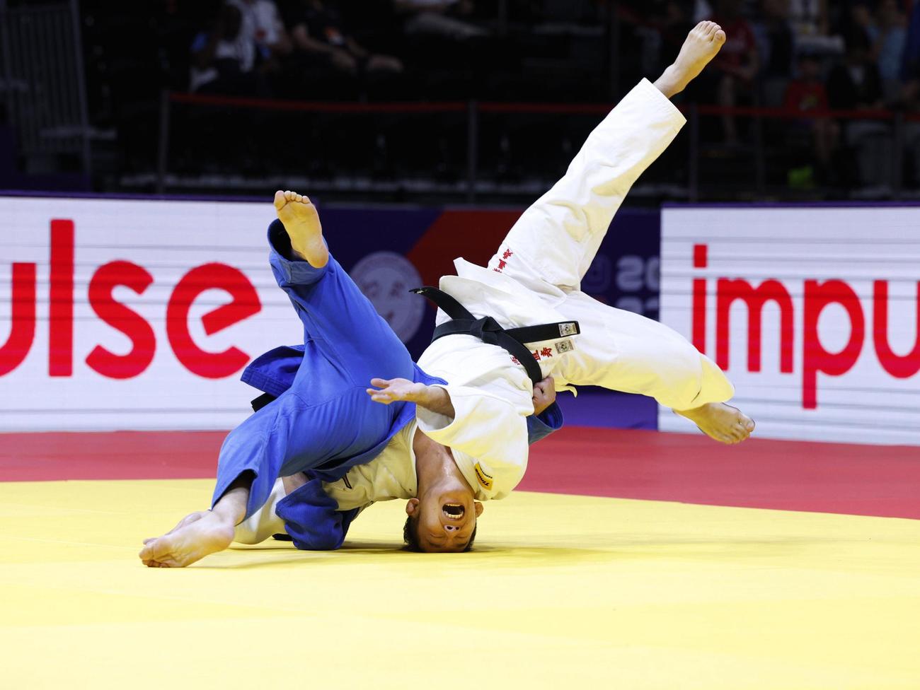 男子60 キロ 級準決勝　延長戦の末、スペイン選手（左）に一本負けした高藤直寿＝ドーハ（共同）