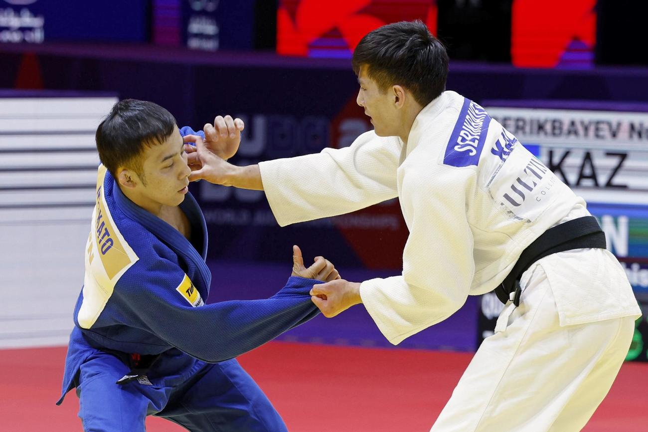男子60 キロ 級準々決勝　カザフスタン選手（右）と対戦する高藤直寿＝ドーハ（共同）