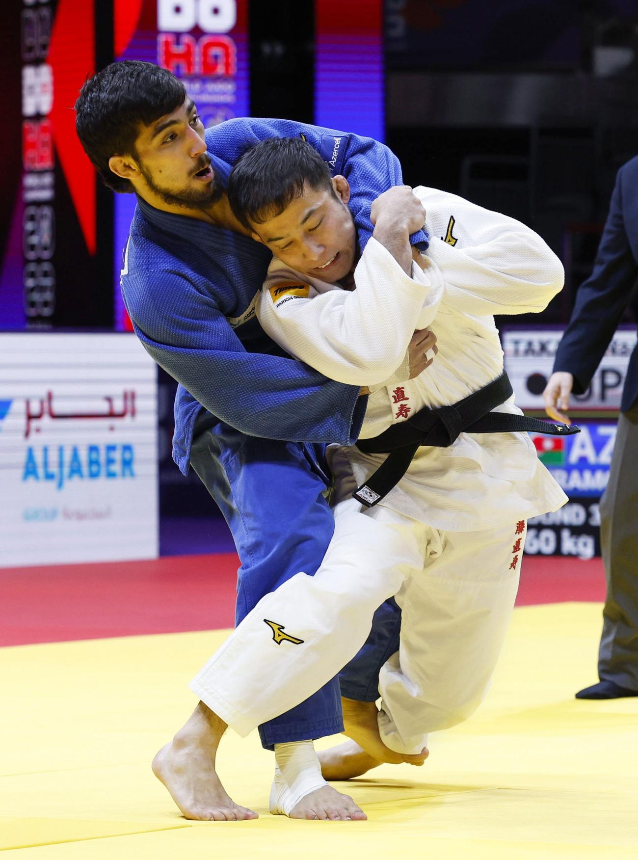 男子60 キロ 級3回戦　アゼルバイジャン選手（左）を攻める高藤直寿＝ドーハ（共同）