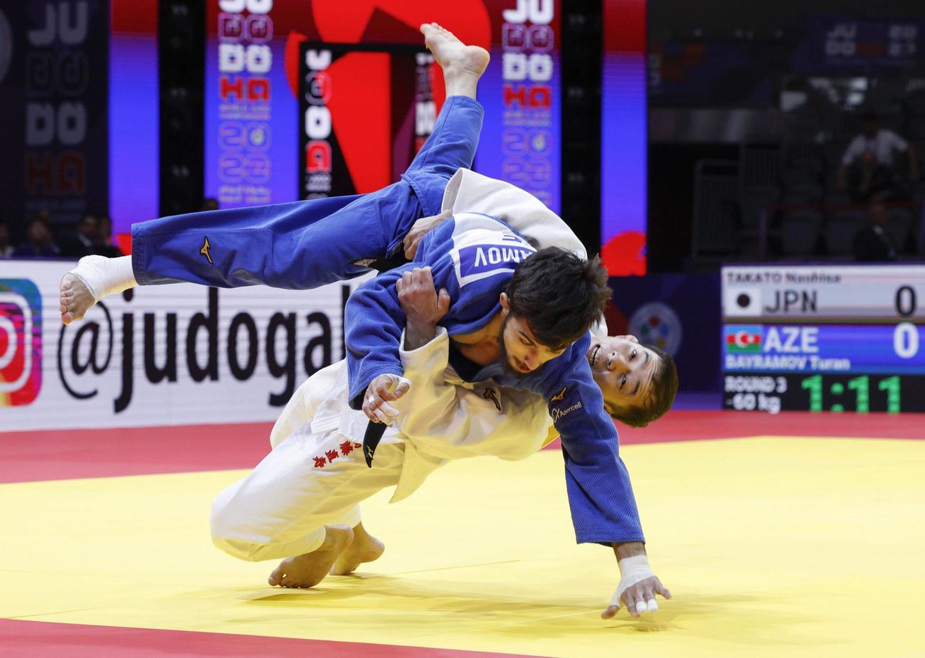 男子60 キロ 級3回戦　アゼルバイジャン選手（上）を攻める高藤直寿＝ドーハ（共同）